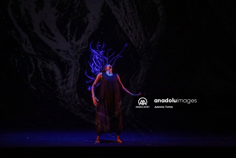 La obra de la Comisión de la Verdad, mezcla de danza, música y teatro que pone en el centro de un escenario a más de cien de las víctimas de la guerra en Colombia
