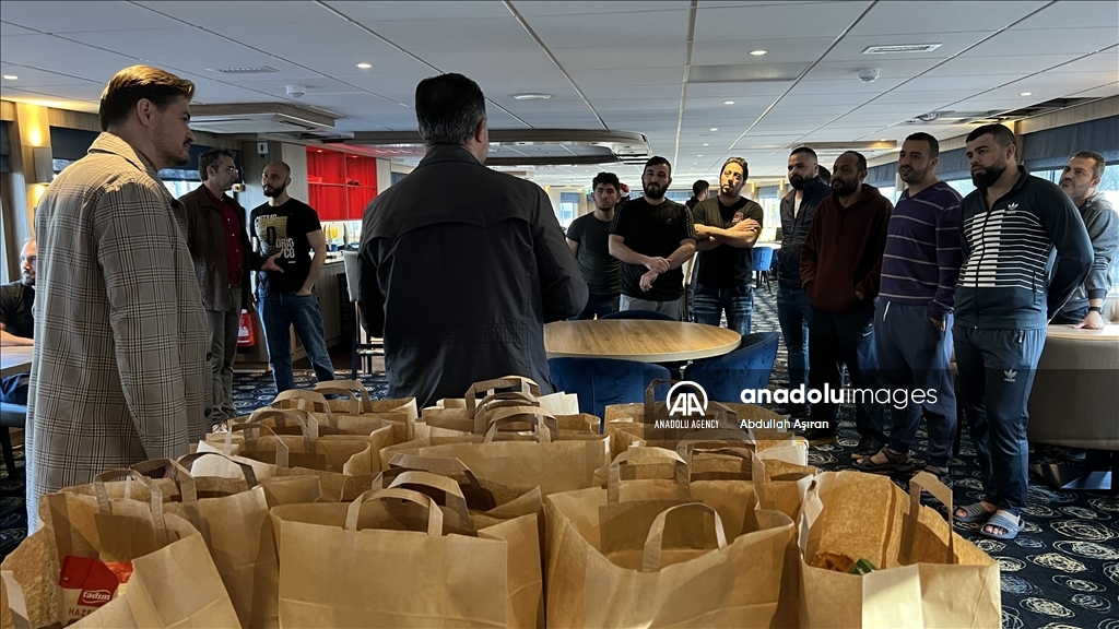 هولندا.. منظمة تركية تقيم إفطارا للاجئين على متن سفينة