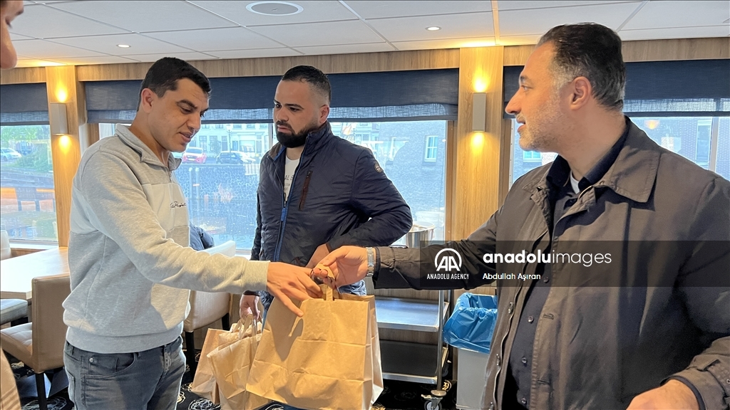 هولندا.. منظمة تركية تقيم إفطارا للاجئين على متن سفينة