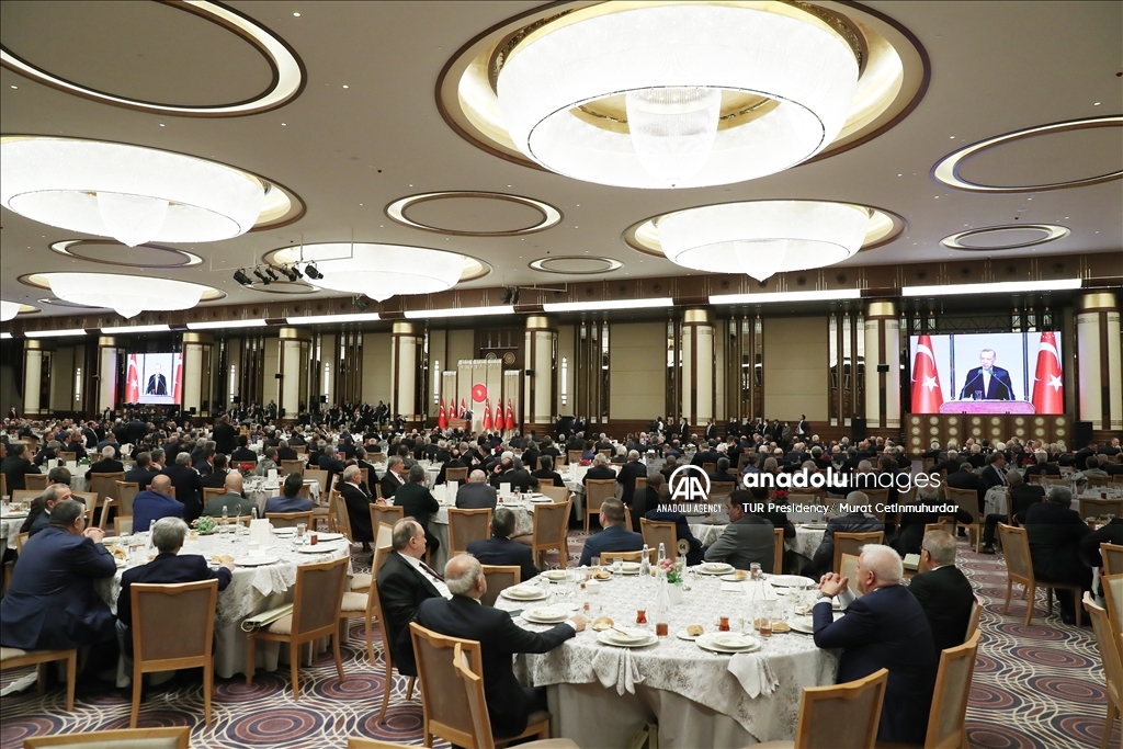 الرئيس أردوغان يتناول الإفطار مع التجار والحرفيين