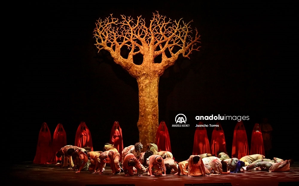 La obra de la Comisión de la Verdad, mezcla de danza, música y teatro que pone en el centro de un escenario a más de cien de las víctimas de la guerra en Colombia