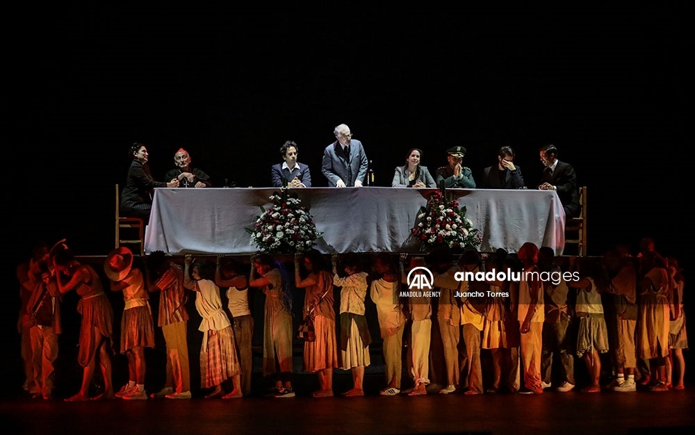 La obra de la Comisión de la Verdad, mezcla de danza, música y teatro que pone en el centro de un escenario a más de cien de las víctimas de la guerra en Colombia