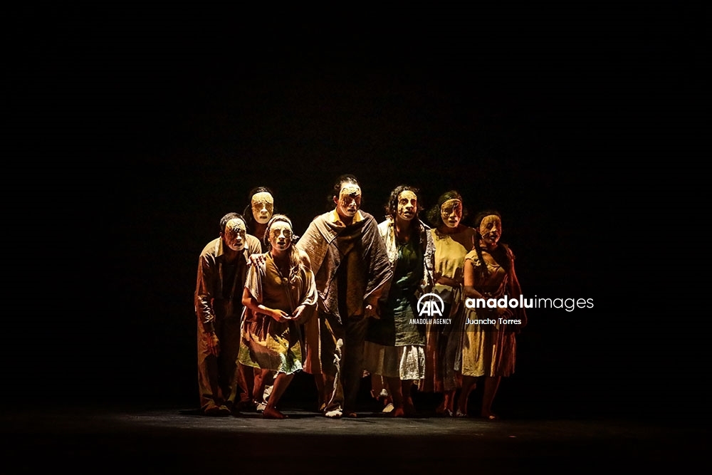 La obra de la Comisión de la Verdad, mezcla de danza, música y teatro que pone en el centro de un escenario a más de cien de las víctimas de la guerra en Colombia