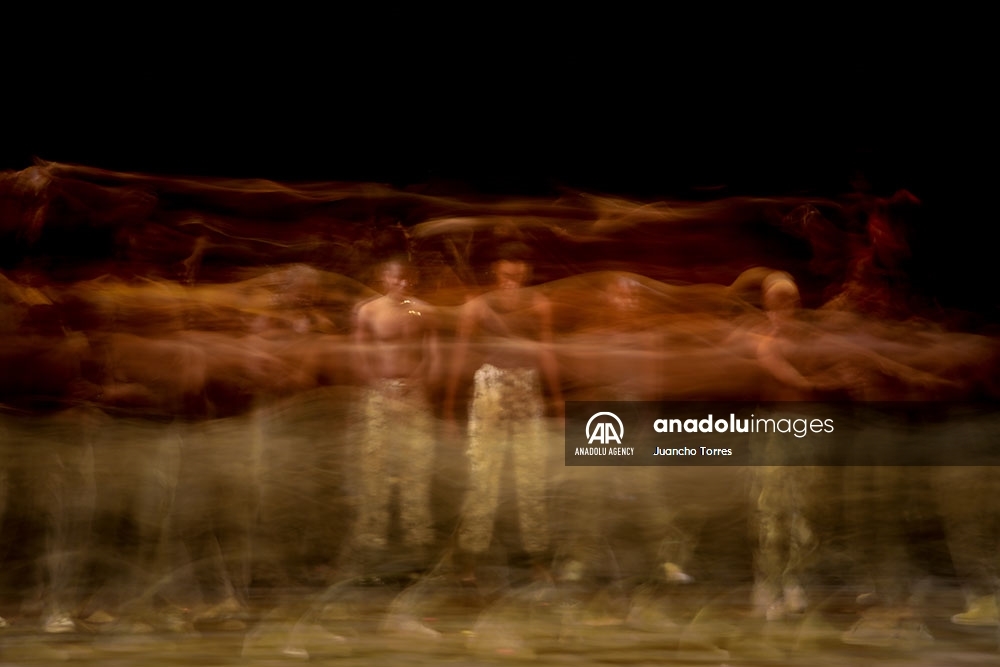 La obra de la Comisión de la Verdad, mezcla de danza, música y teatro que pone en el centro de un escenario a más de cien de las víctimas de la guerra en Colombia
