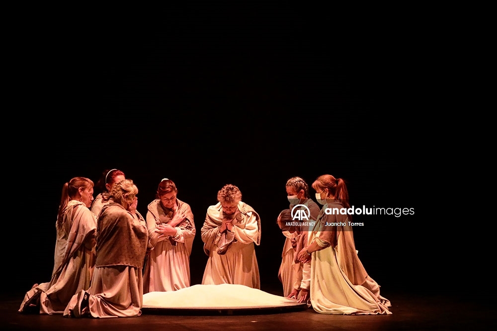 La obra de la Comisión de la Verdad, mezcla de danza, música y teatro que pone en el centro de un escenario a más de cien de las víctimas de la guerra en Colombia