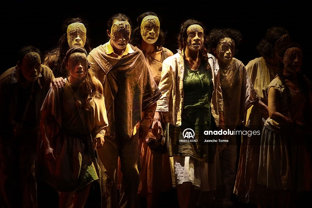 La obra de la Comisión de la Verdad, mezcla de danza, música y teatro que pone en el centro de un escenario a más de cien de las víctimas de la guerra en Colombia