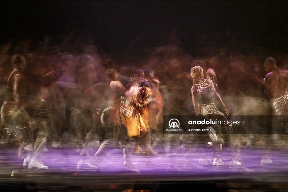 La obra de la Comisión de la Verdad, mezcla de danza, música y teatro que pone en el centro de un escenario a más de cien de las víctimas de la guerra en Colombia