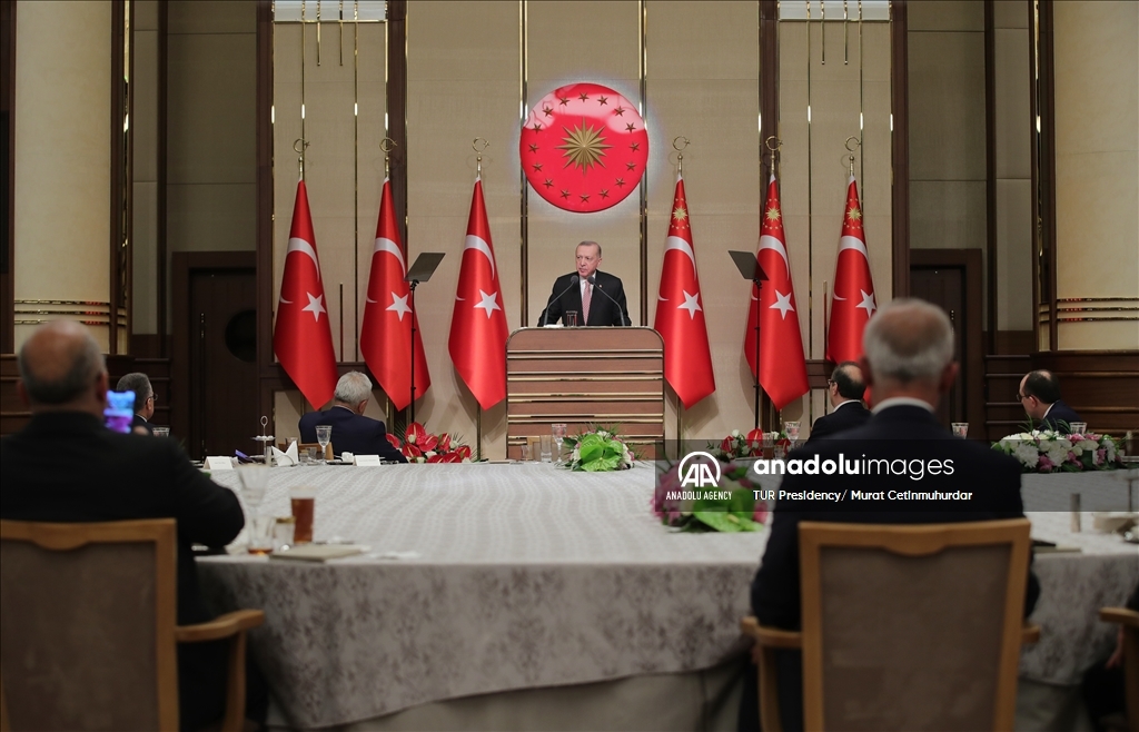 الرئيس أردوغان يتناول الإفطار مع التجار والحرفيين