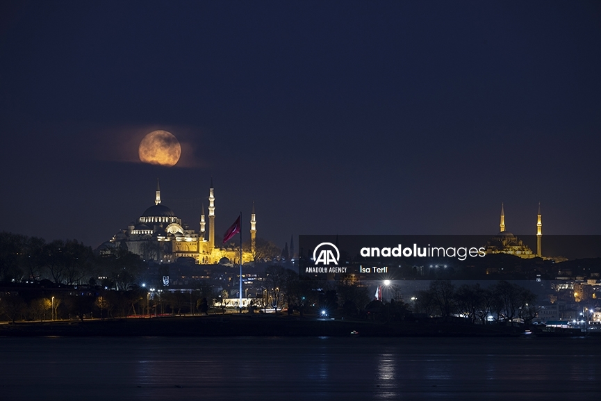 La bella luna llena se posa sobre Estambul