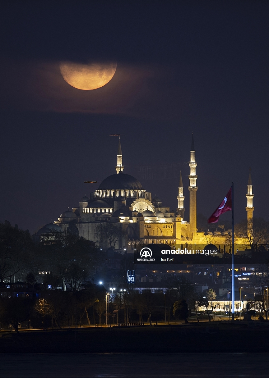 La bella luna llena se posa sobre Estambul