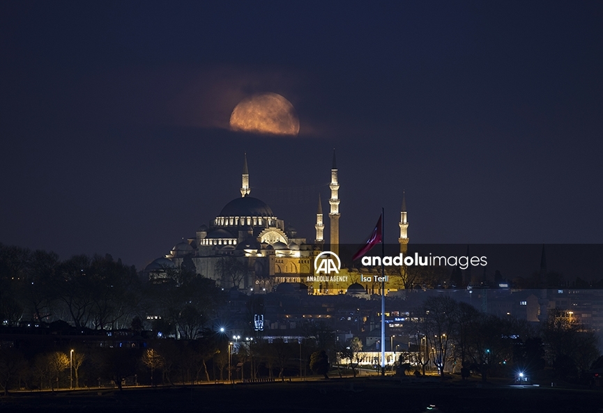 La bella luna llena se posa sobre Estambul