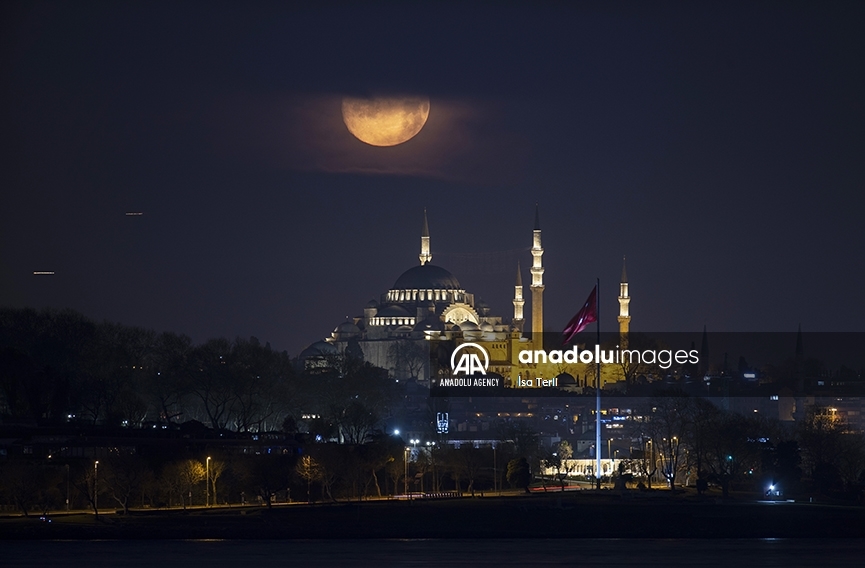 La bella luna llena se posa sobre Estambul