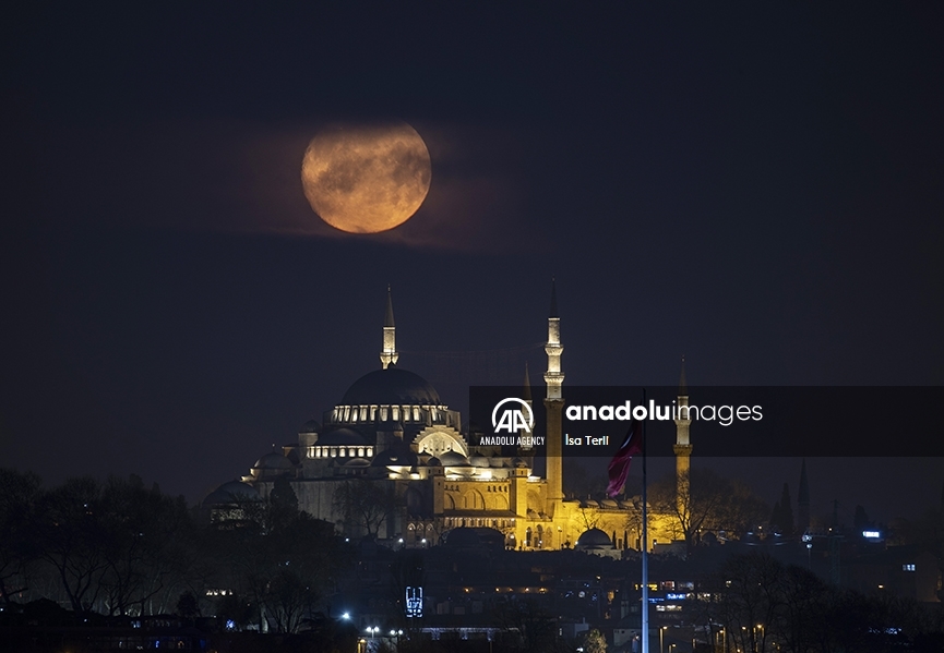 La bella luna llena se posa sobre Estambul