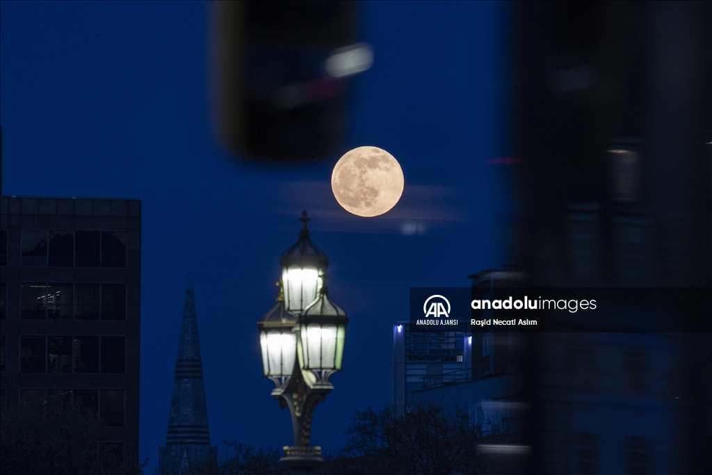 Londra'da dolunay
