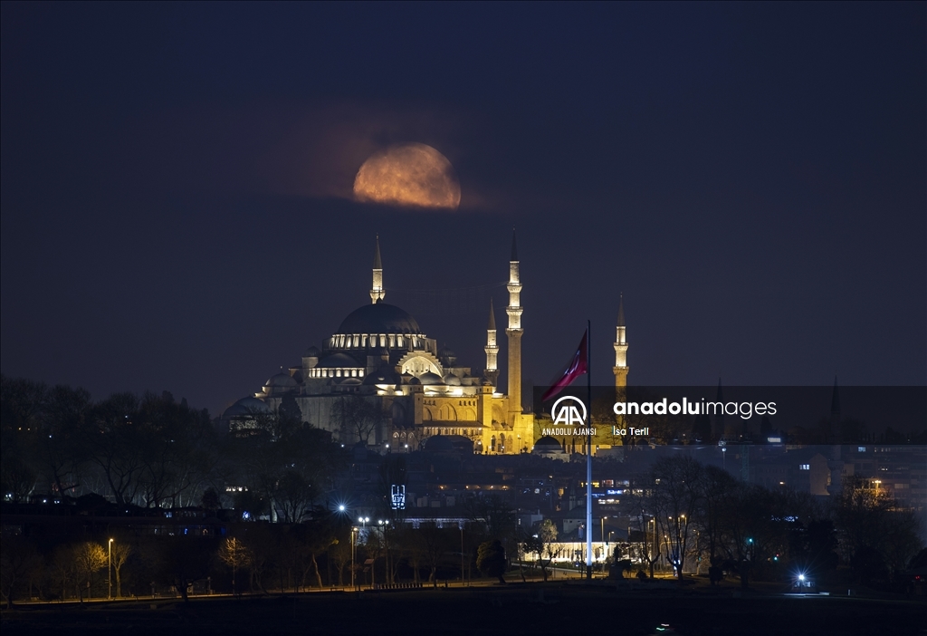 İstanbul'da dolunay