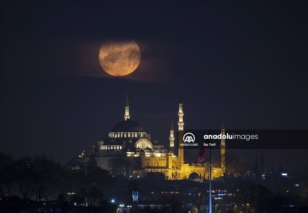 İstanbul'da dolunay