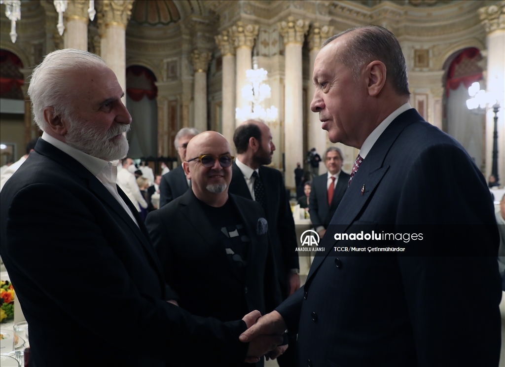 Cumhurbaşkanı Erdoğan, sanatçılarla iftarda bir araya geldi