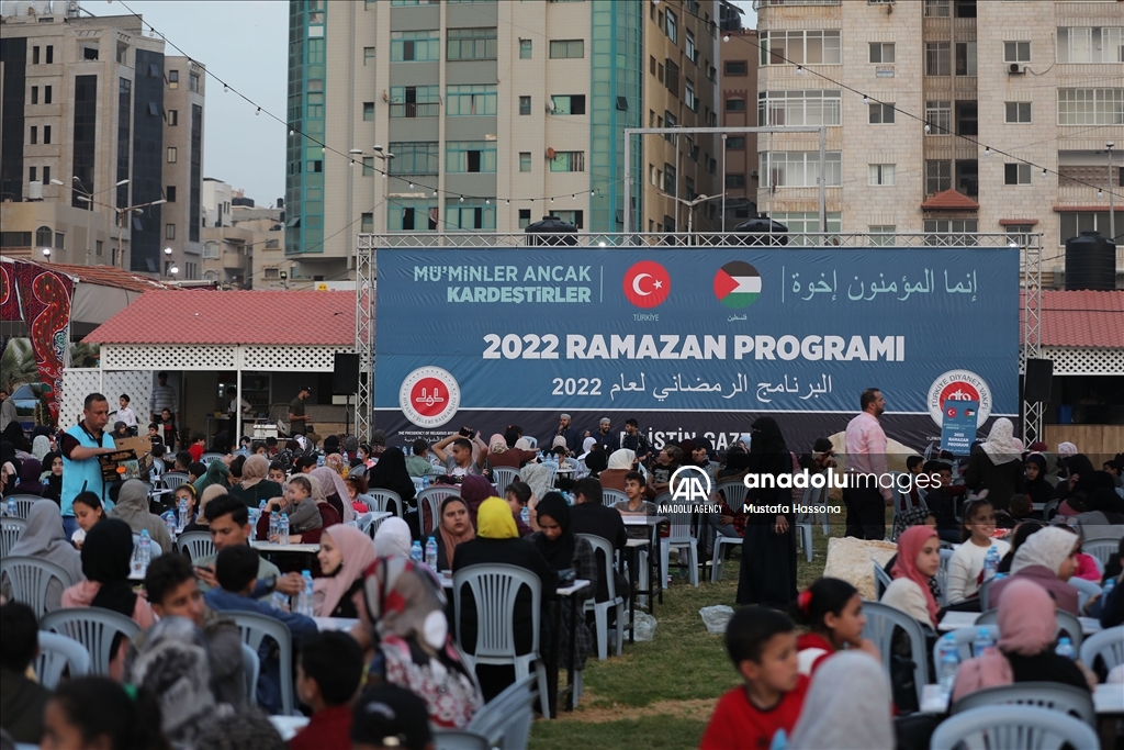 مأدبة طعام إفطار للأيتام وأمهاتهم بقطاع غزة بتمويل من وقف الديانة التركي