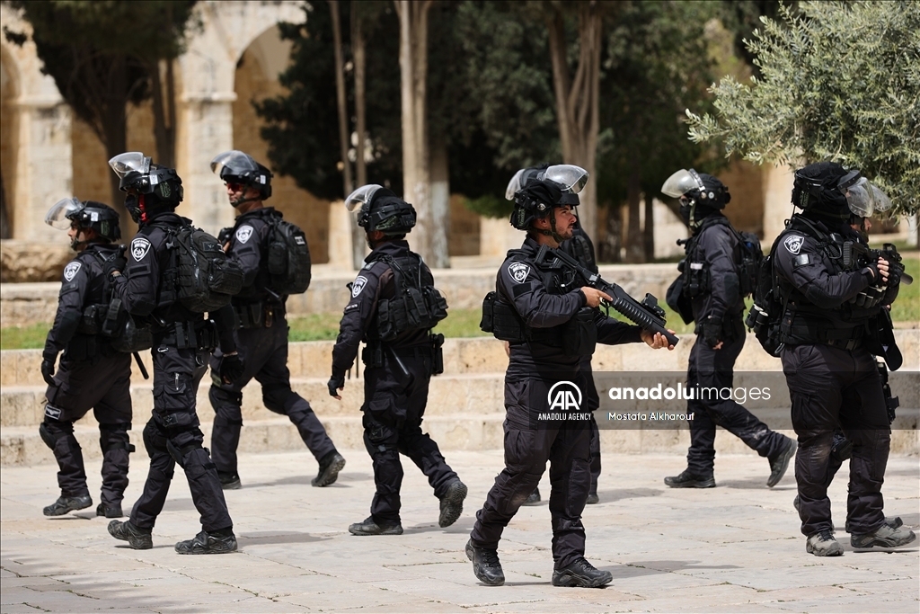 Polisi Israel gerebek Masjid Al-Aqsha