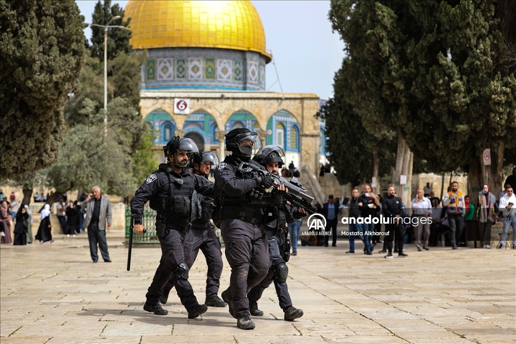 Polisi Israel gerebek Masjid Al-Aqsha