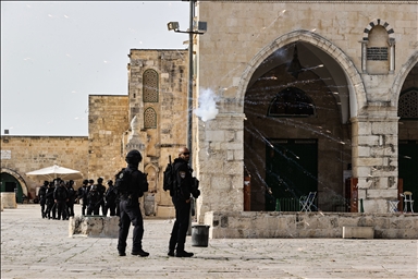 Polisi Israel gerebek Masjid Al-Aqsha
