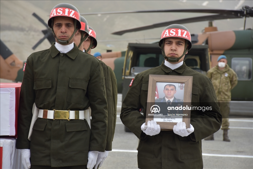 Pençe-Kilit Operasyonu bölgesinde şehit olan asker için Hakkari'de tören düzenlendi