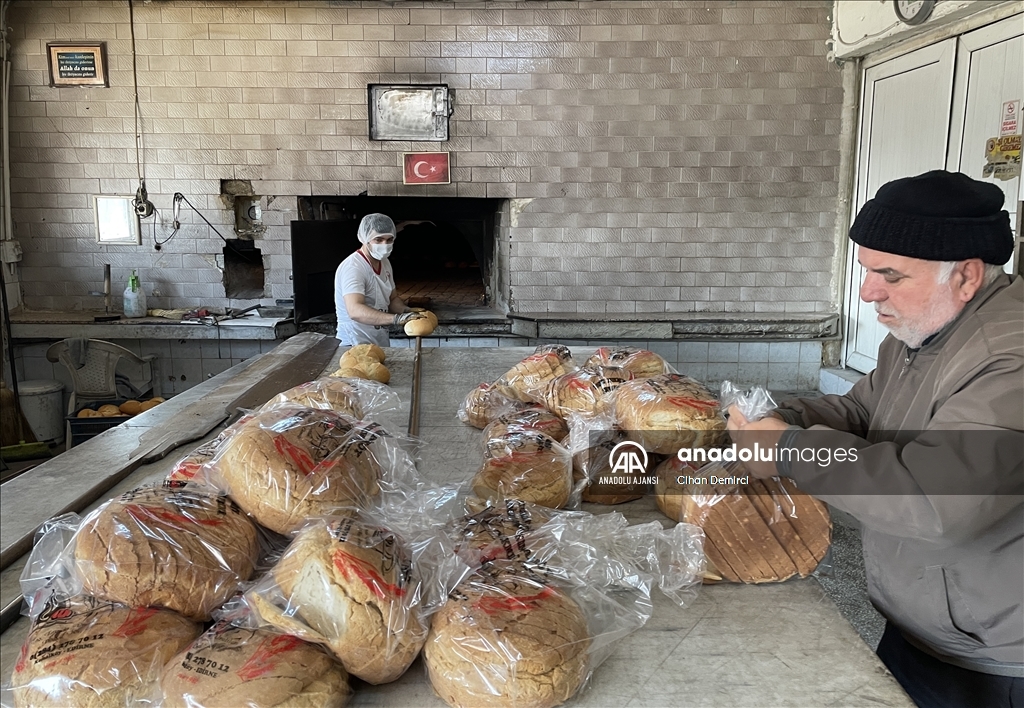 Ata mirası mayayla yapılan Kemalköy ekmeği üç kardeşin fırınından çıkıyor