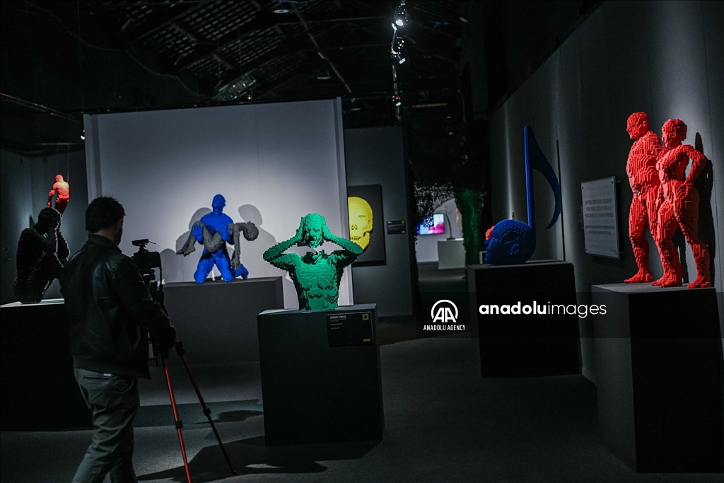 La popular exposición de figuras hechas con piezas de LEGO llega a Milán 5