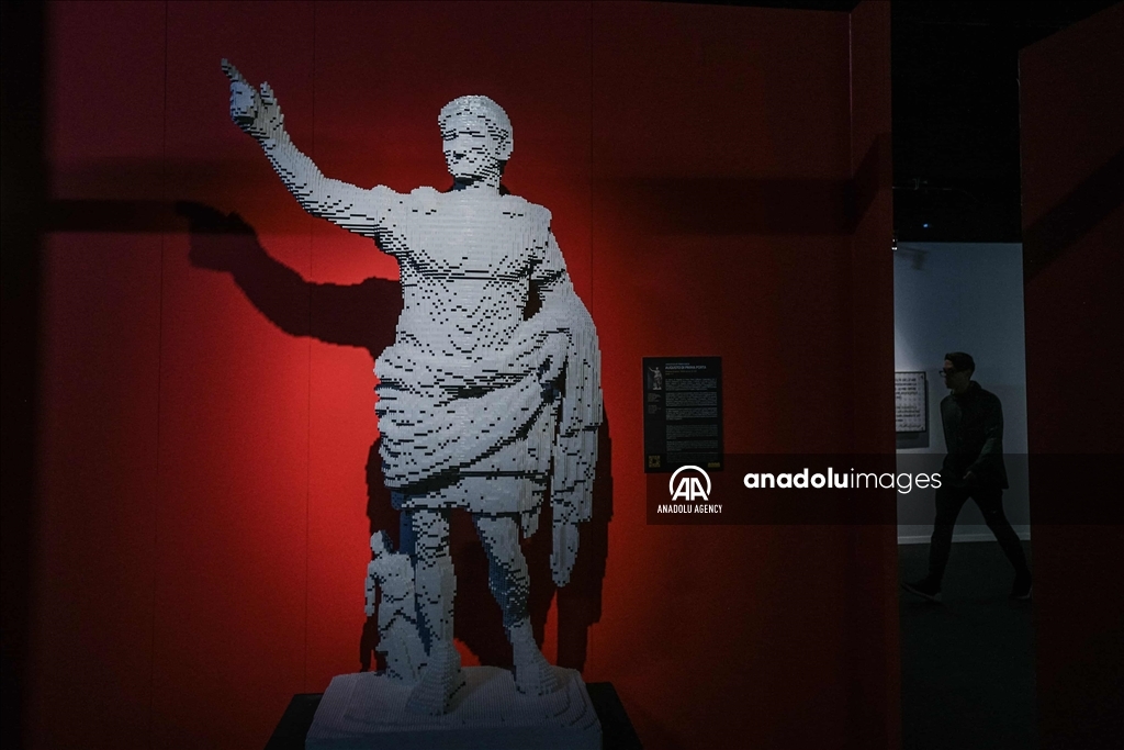 La popular exposición de figuras hechas con piezas de LEGO llega a Milán 4
