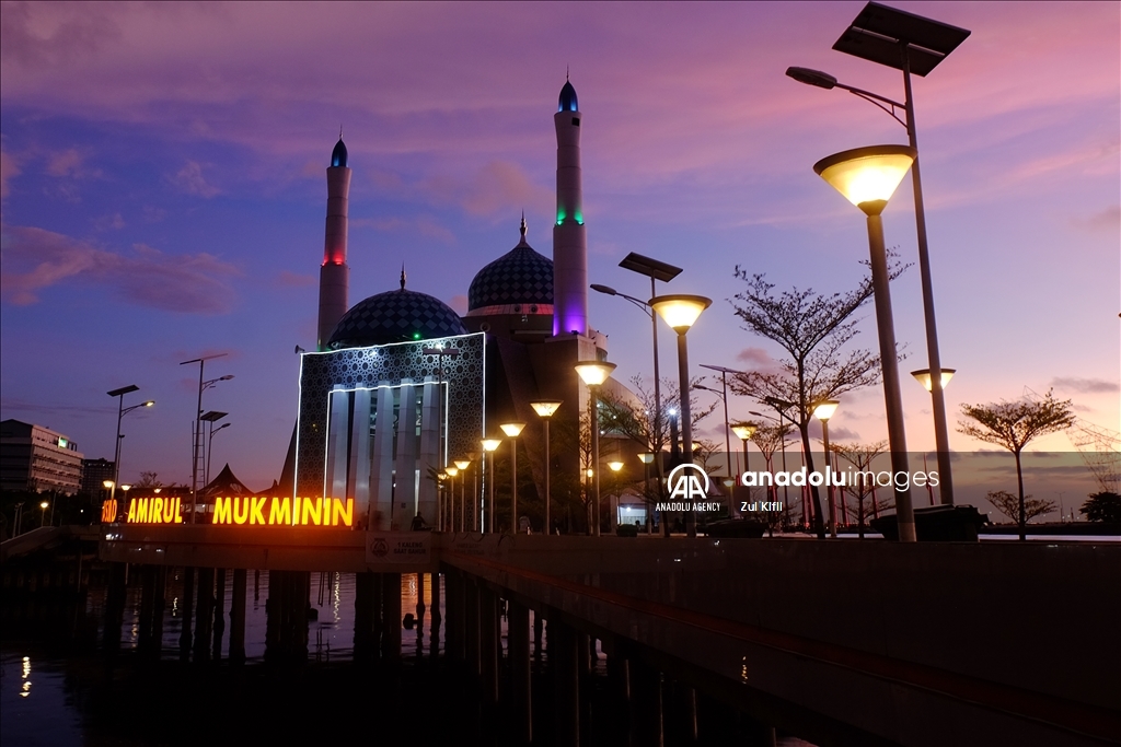 Masjid terapung Amirul Mukminin di Indonesia