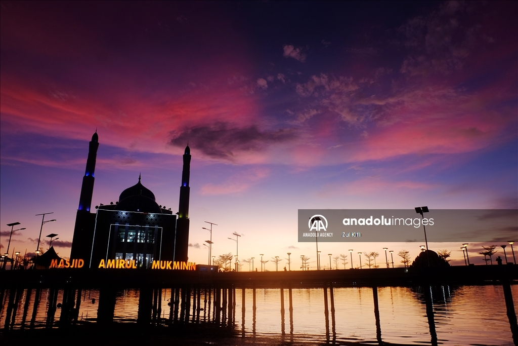 Masjid terapung Amirul Mukminin di Indonesia