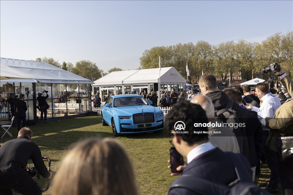 Londra’da klasik ve modern lüks arabalar meraklılarıyla buluştu