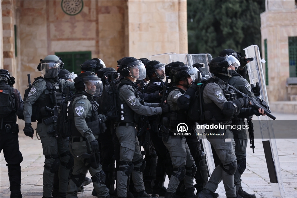 ادامه یورش پلیس اسرائیل به مسجدالاقصی 