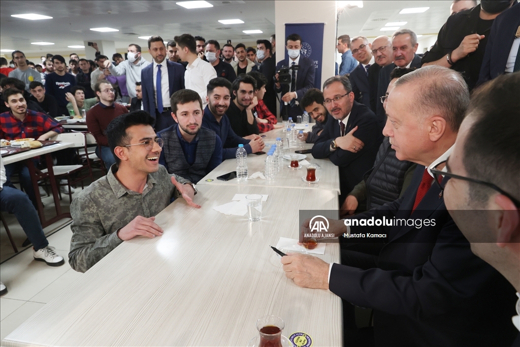 Cumhurbaşkanı Erdoğan, öğrencilerle Iftarda Bir Araya Geldi - Anadolu ...