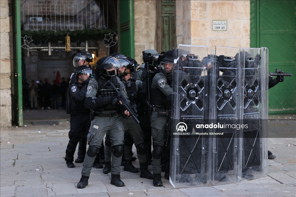 ادامه یورش پلیس اسرائیل به مسجدالاقصی 