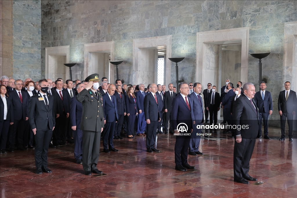 مسؤولون أتراك يزورون ضريح أتاتورك بعيد الطفولة والسيادة