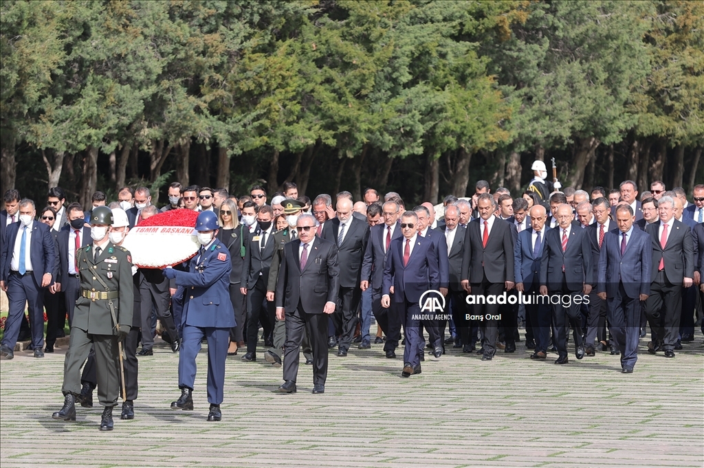 مسؤولون أتراك يزورون ضريح أتاتورك بعيد الطفولة والسيادة