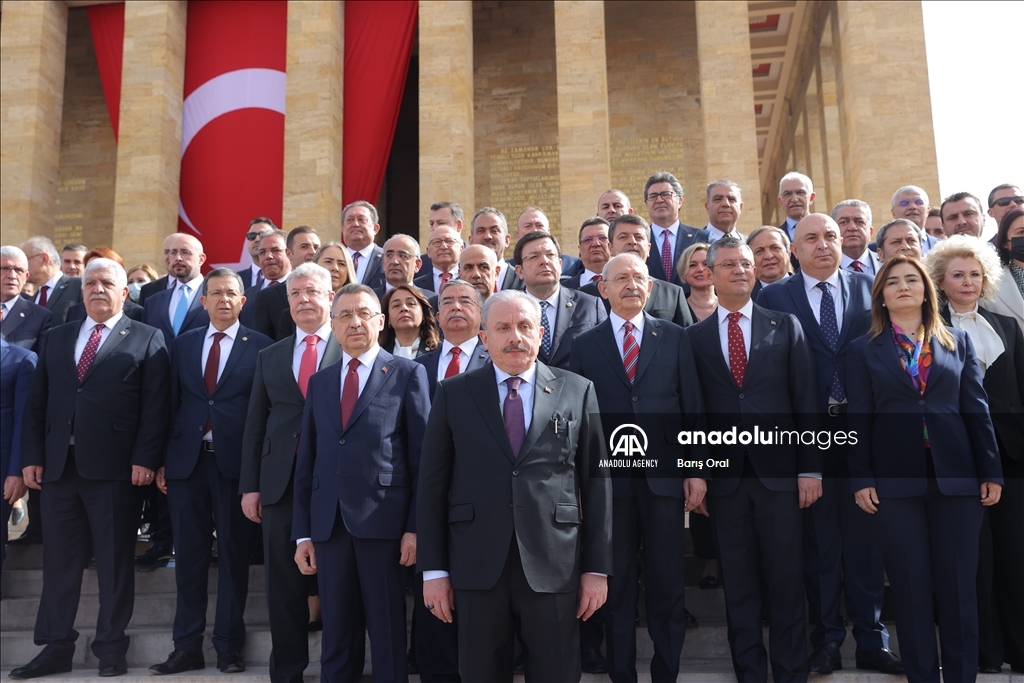 مسؤولون أتراك يزورون ضريح أتاتورك بعيد الطفولة والسيادة