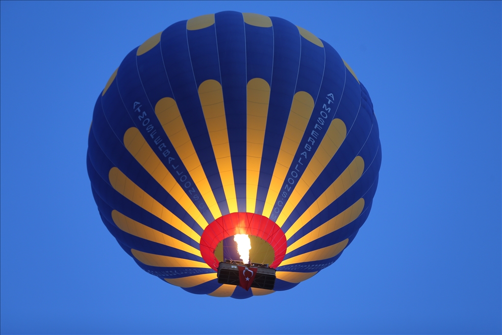 مناطيد كابادوكيا ترفع علم تركيا احتفالا بعيد الطفولة والسيادة