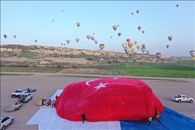 Небо над Каппадокией украсили воздушные шары с флагами Турции