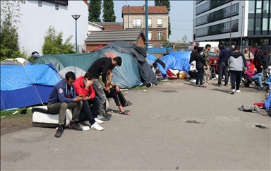 گروهی از پناهجویان در فرانسه، در شرایط سختی در یک پارکینگ زندگی می‌کنند