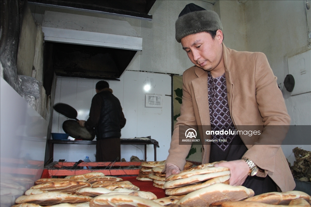 تهیه نان سنتی بخارا توسط ترک‌های ازبک‌تبار در استان حتای