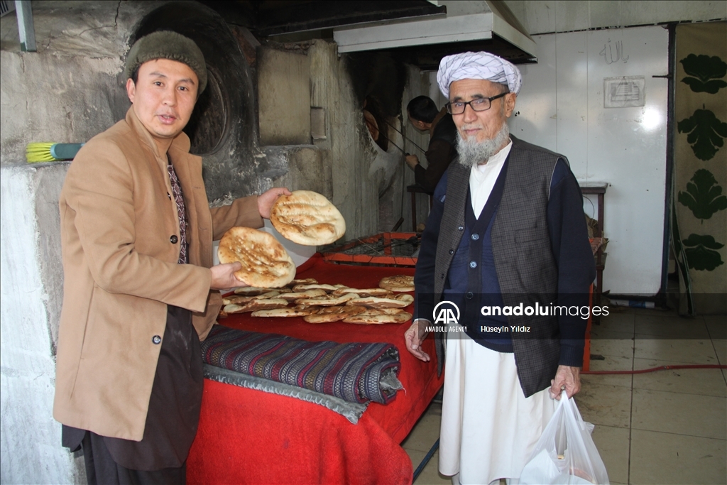 تهیه نان سنتی بخارا توسط ترک‌های ازبک‌تبار در استان حتای