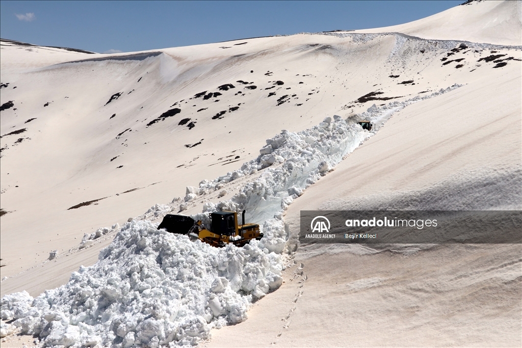 Turkiye: Uklanjanje snježnih nanosa visokih nekoliko metara u Bayburtu traje i u aprilu