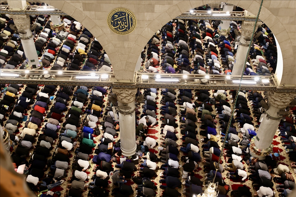 Rreth 250 mijë muslimanë u dyndën në Xhaminë Al-Aksa për Natën e Kadrit