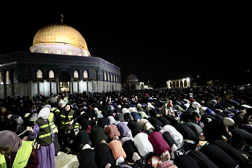 Rreth 250 mijë muslimanë u dyndën në Xhaminë Al-Aksa për Natën e Kadrit