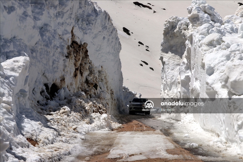 Turkiye: Uklanjanje snježnih nanosa visokih nekoliko metara u Bayburtu traje i u aprilu