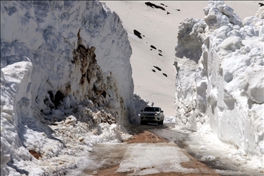 Turkiye: Uklanjanje snježnih nanosa visokih nekoliko metara u Bayburtu traje i u aprilu 