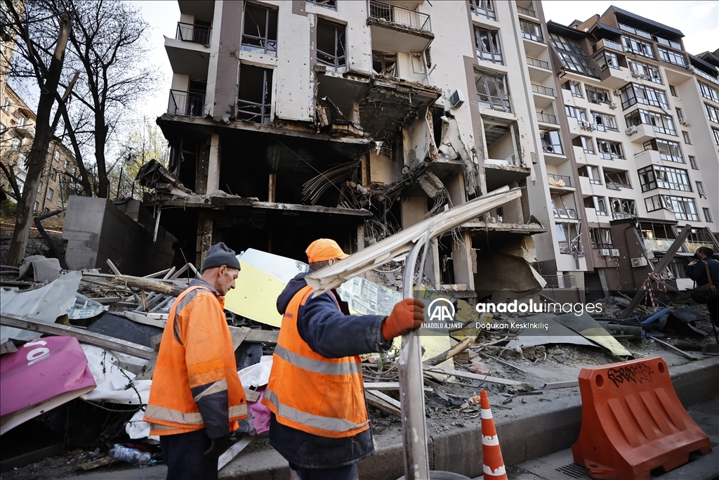 Ukrayna'nın başkenti Kiev'de sivillerin yaşadığı bina vuruldu