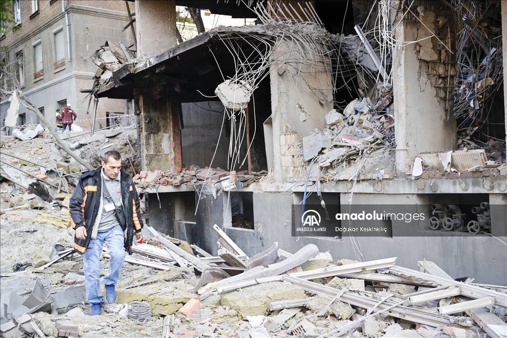 Ukrayna'nın başkenti Kiev'de sivillerin yaşadığı bina vuruldu